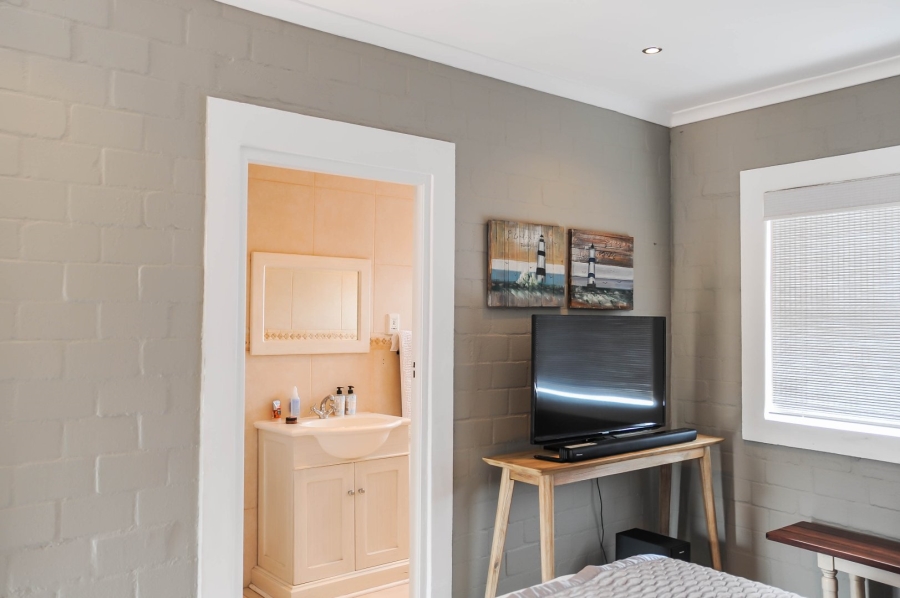 5 Bedroom Property for Sale in Myburgh Park Western Cape